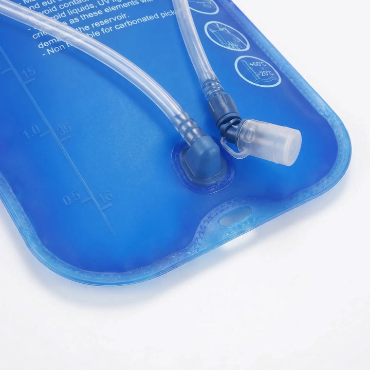 Unisex hydration bladder with bite valve for easy access to water during running, cycling, and outdoor sports.