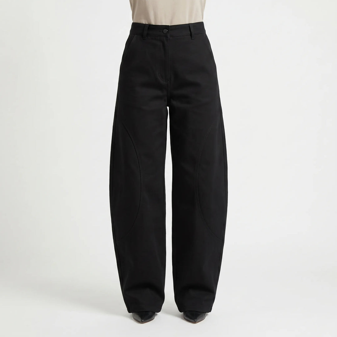 Women's baggy barrel-leg pants in vintage style, comfortable loose fit low rise streetwear jeans.