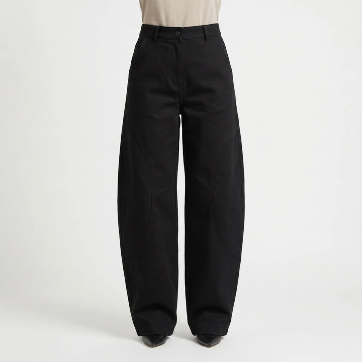 Women's baggy barrel-leg pants in vintage style, comfortable loose fit low rise streetwear jeans.