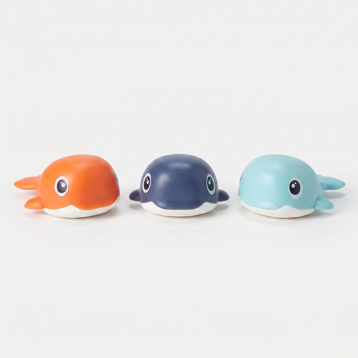 Engaging battery-free floating whale bath toy set promotes water play fun for kids & toddlers. Durable wind-up toys.