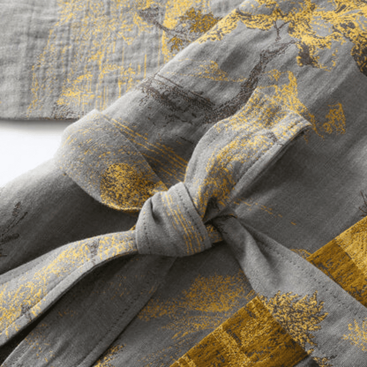Lightweight unisex spa robe featuring a stylish kimono design, ensuring ultimate relaxation and comfort.