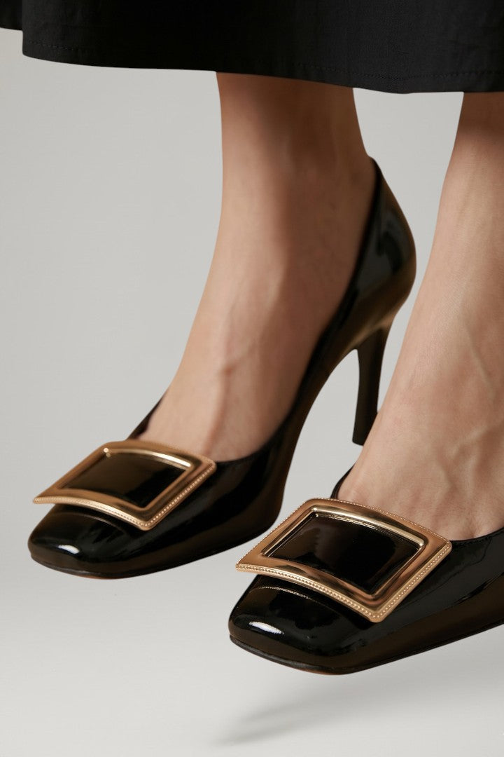 Chic women's square toe mid-heel sandals with a sophisticated metallic accent, enhancing elegant style.