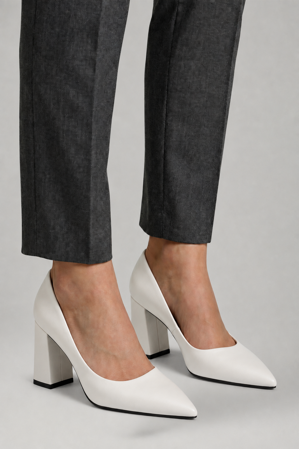 Elegant women's pointed toe slip-on pumps, featuring a comfortable and stable block heel for all-day wear.