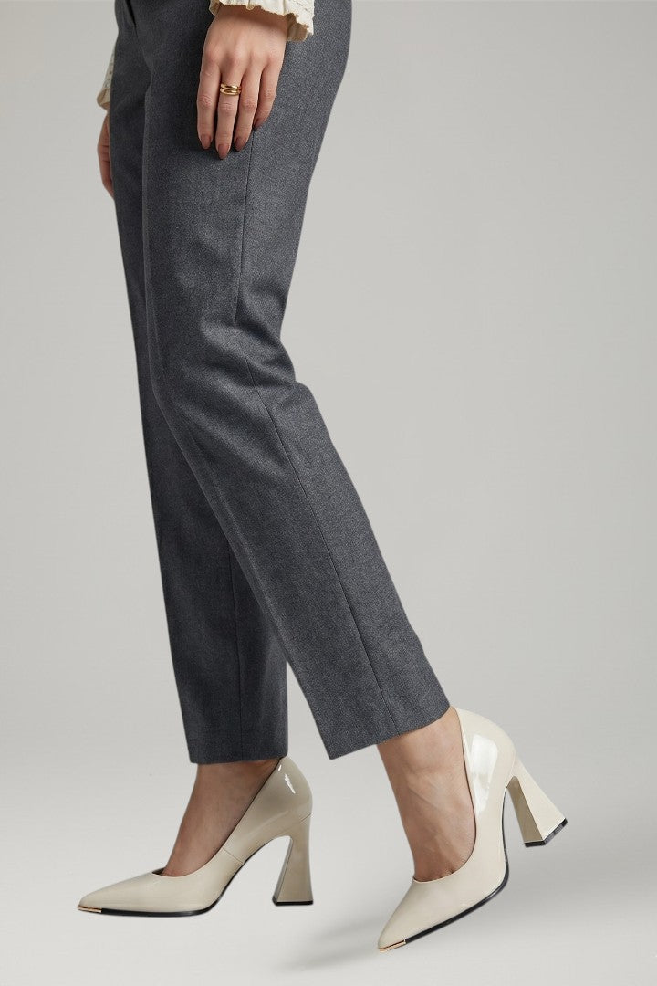 Versatile women's slip-on flats featuring a sleek pointed toe, essential for any wardrobe.