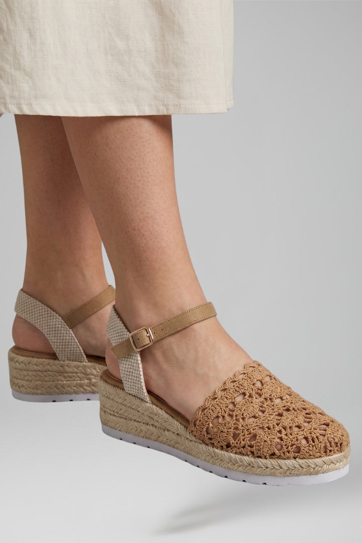 Women's casual platform sandals with a stylish upper, cushioned comfort & chunky sole, great for summer.