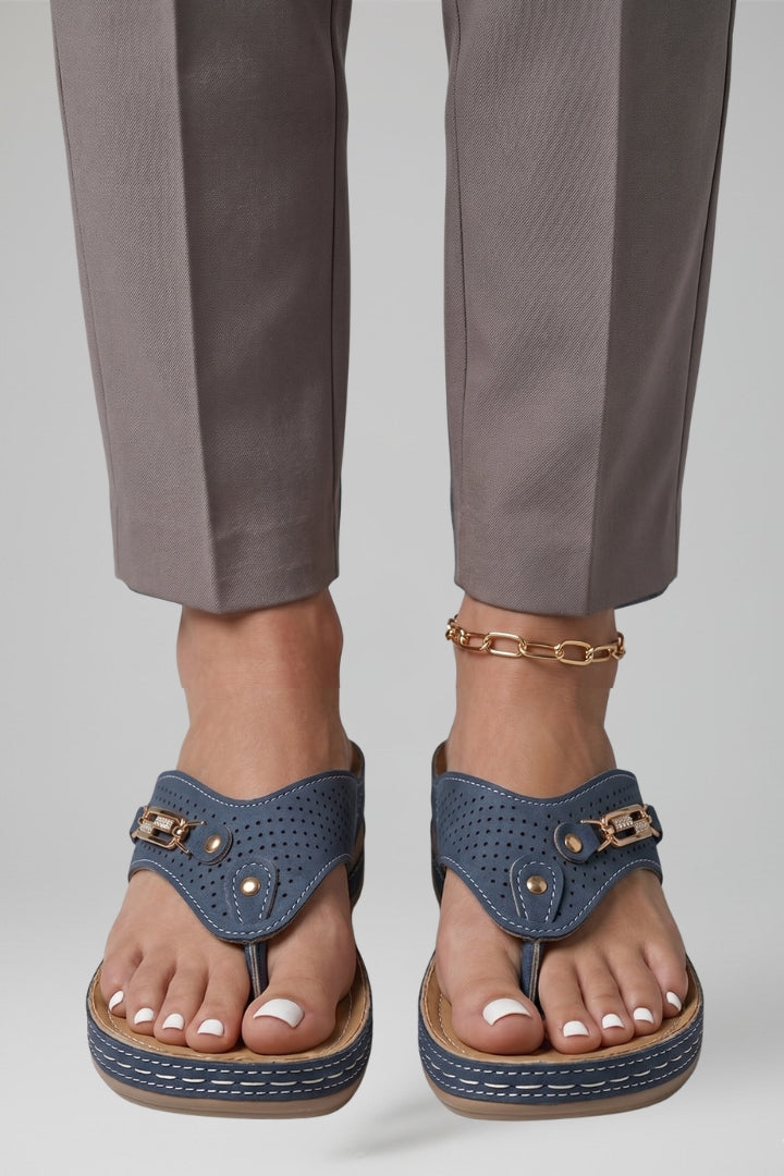 Women's comfort sandals: adjustable straps, cushioned sole, open-toe design for summer.