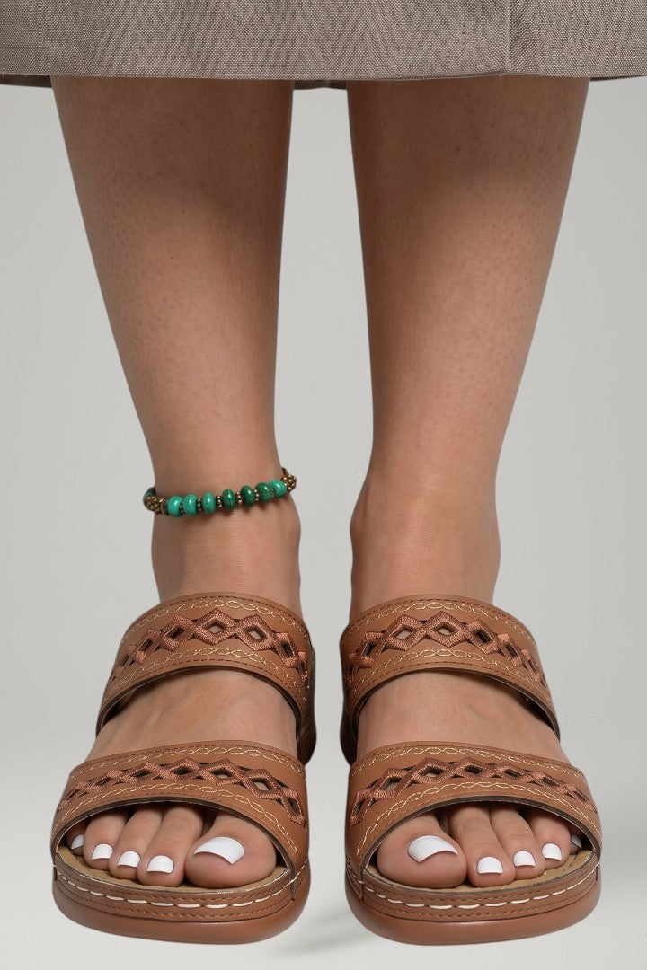 Comfortable open-toe women's flat sandals with arch support and adjustable straps for versatile summer looks.