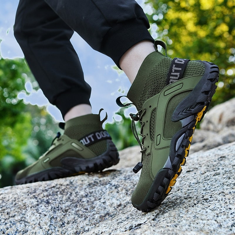 Flexible men's athletic barefoot shoes with non-slip sole for gym & training.