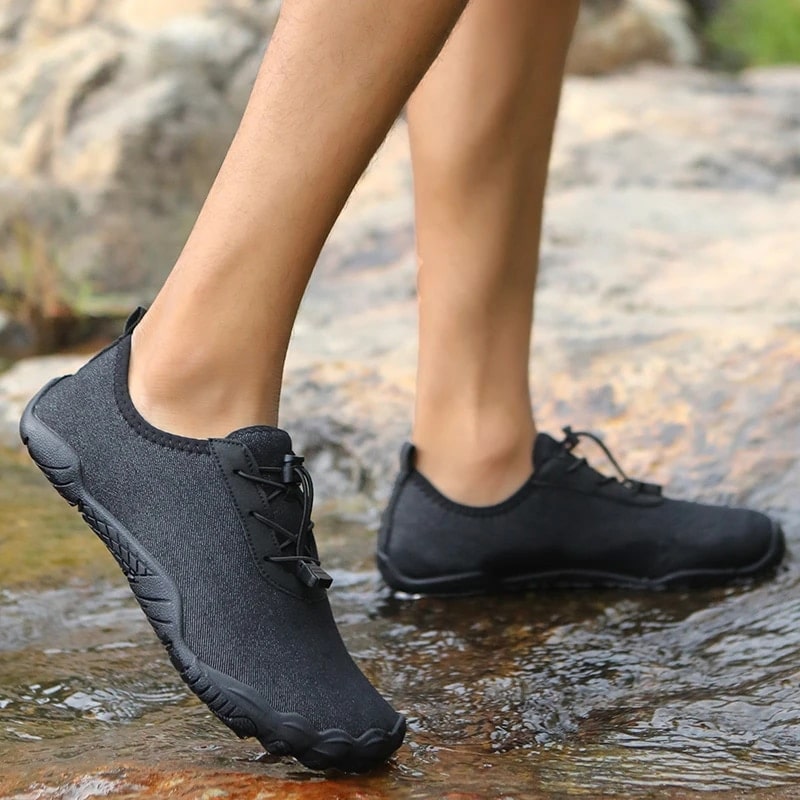 Barefoot sports shoes, flexible & breathable, perfect for training & outdoor activities.