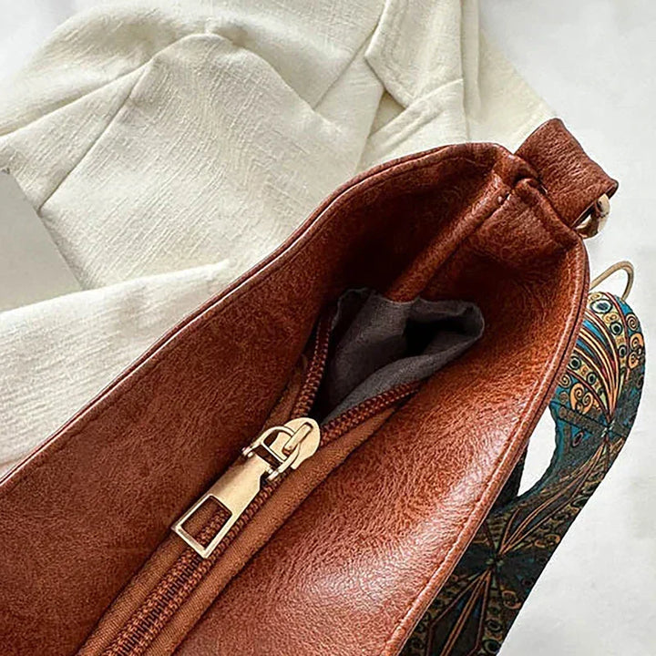 Essential bohemian women's shoulder bag, hobo design, highlighted by its unique patterned strap. Stylish.
