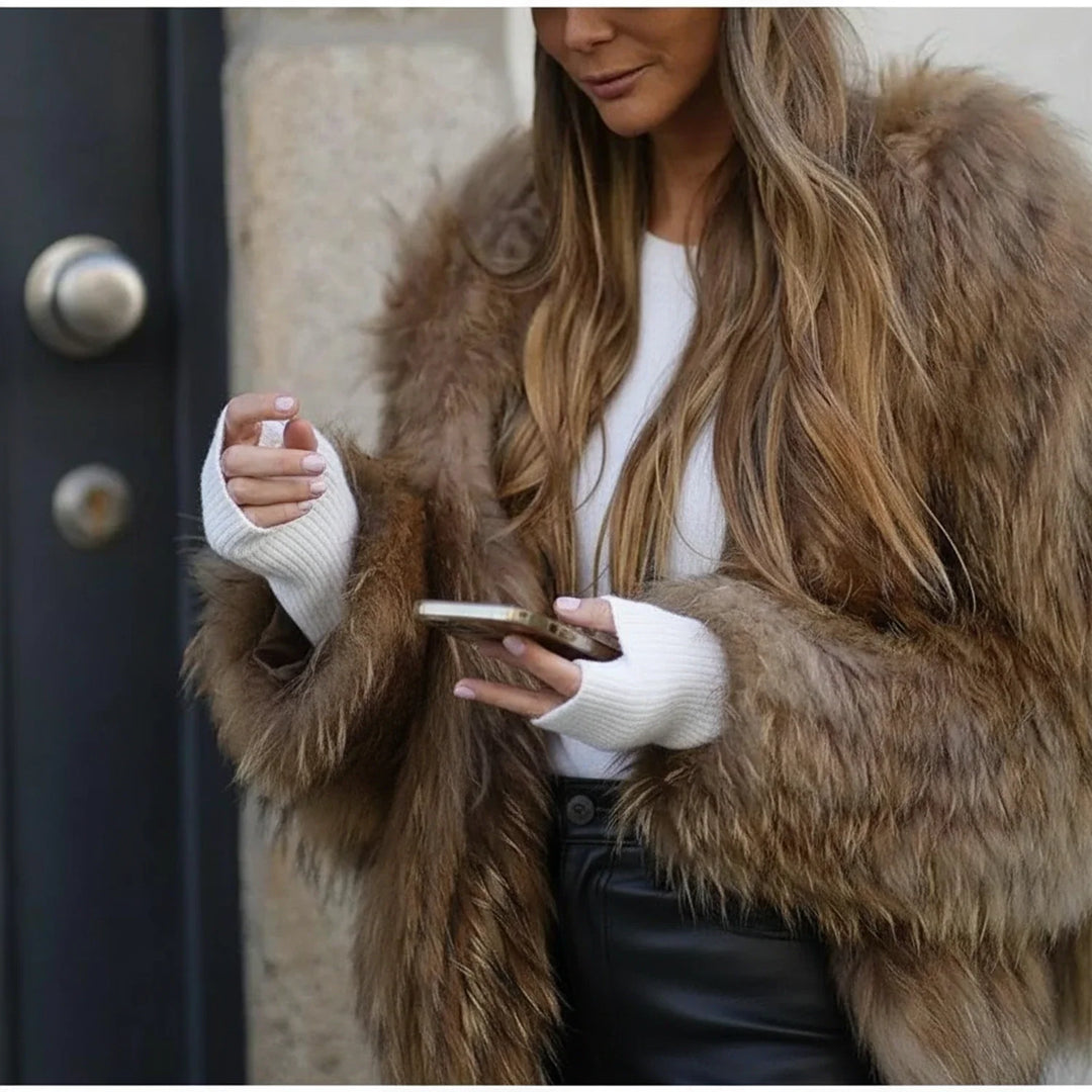 Fashionable women's cropped jacket in brown. A cozy and stylish short outerwear piece, ideal for a chic look.