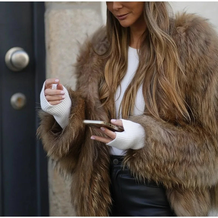 Fashionable women's cropped jacket in brown. A cozy and stylish short outerwear piece, ideal for a chic look.