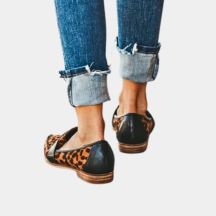 Modern women's slip-on loafers featuring a stylish pointed toe. Chic and comfortable for versatile daily wear.
