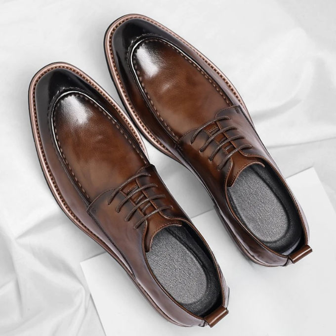 Stylish men's dual-tone Oxford shoes for professional attire, business meetings, and formal events.