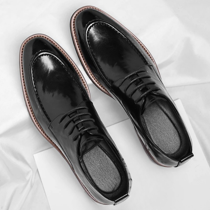 Sophisticated men's dual-tone Oxford shoes, combining classic style with modern formal elegance.