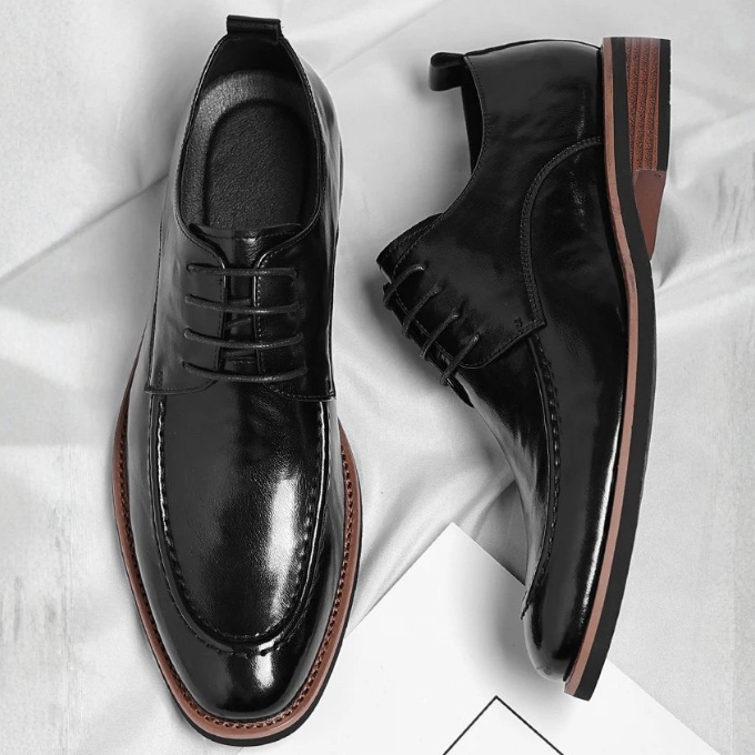 High-quality men's dual-tone Oxford dress shoes for sharp professional and formal business wear.