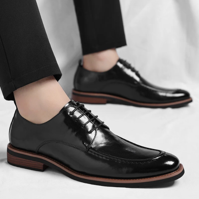Fashionable men's dual-tone Oxford shoes, a classic choice for elegant formal and business attire.