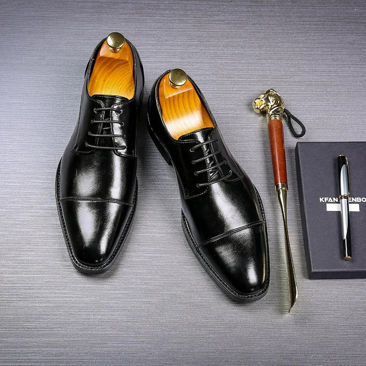 Elegant black men's Oxford dress shoes featuring a classic lace-up design for formal and business attire.