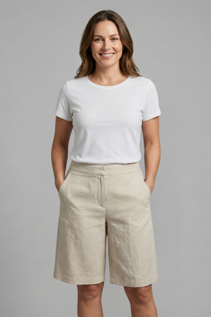 Versatile women's knee-length casual shorts. Features elastic waistband & practical side pockets for everyday comfort.