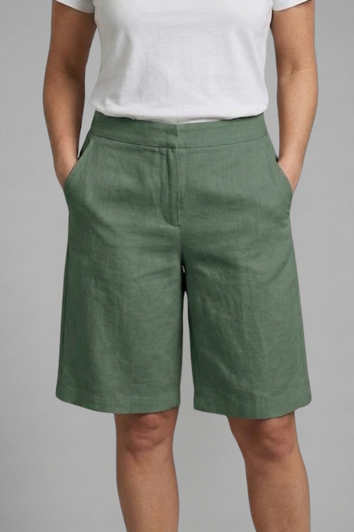 Casual women's knee-length shorts with an elastic waist, suitable for various activities & everyday comfort.