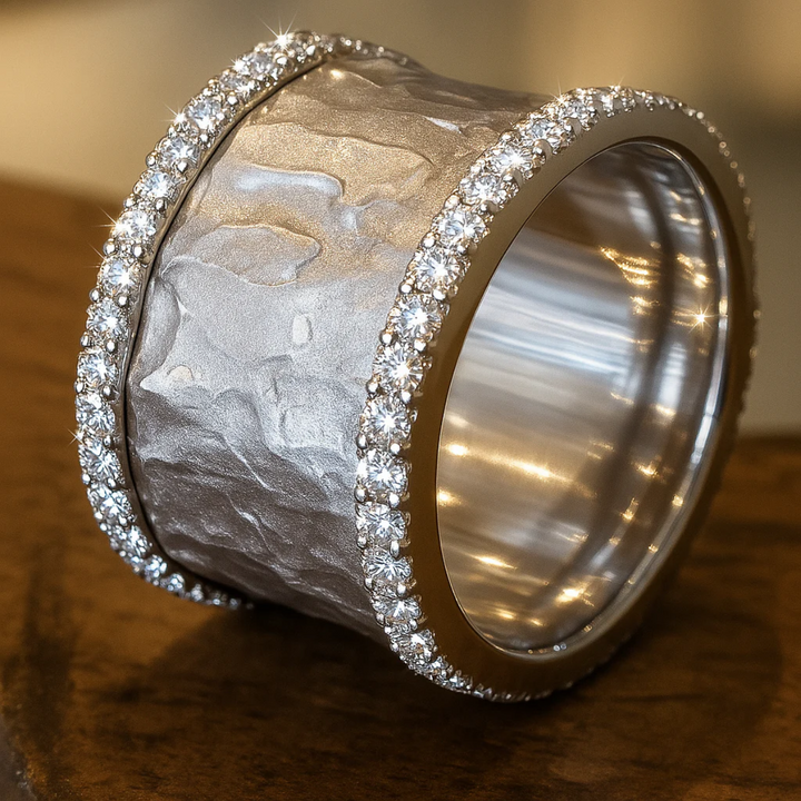 Dazzling women's silver zirconia ring, antique style. A sophisticated and versatile piece of elegant jewelry. Great gift.