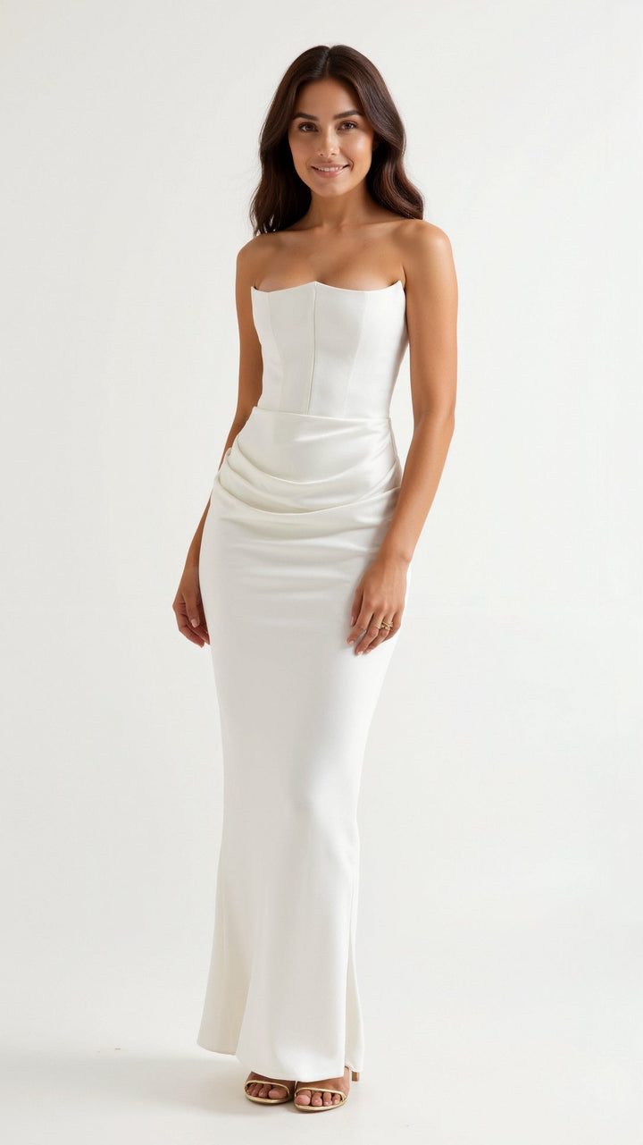 Column maxi dress with a keyhole detail at the back, subtle elegance for evening wear