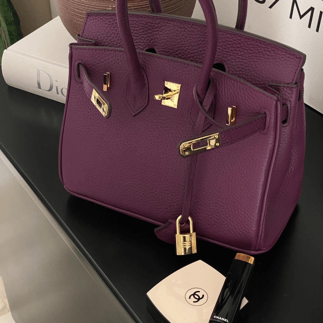 Elegant women's leather fashion accessory. Stylish handbag for daily use, a versatile and chic purse.