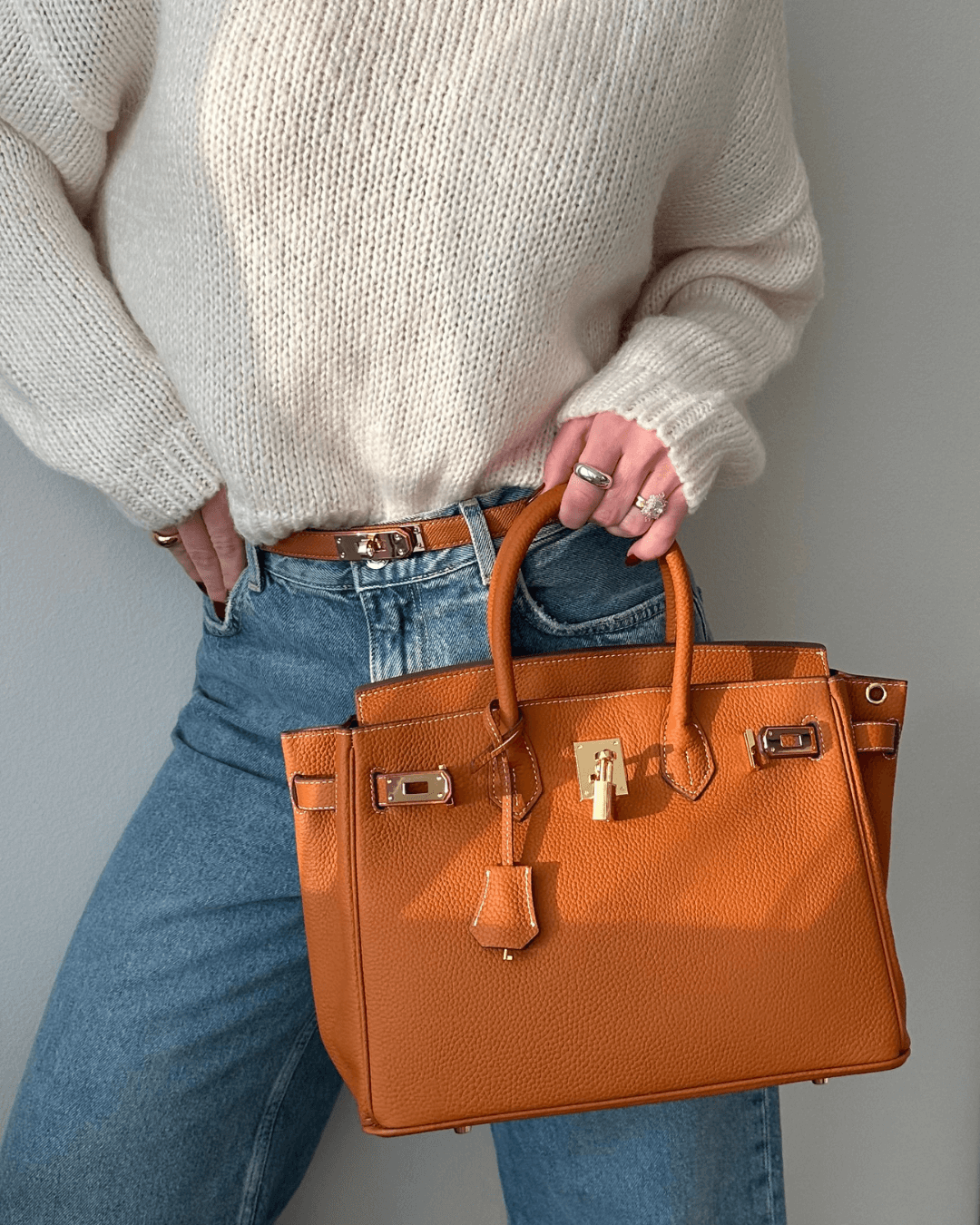 Versatile women's shoulder & crossbody leather bag. Stylish, elegant fashion accessory for all seasons.