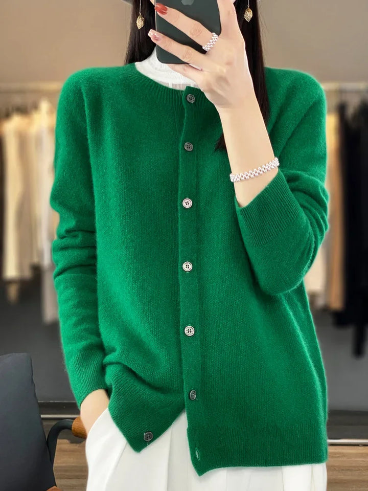 Casual yet chic women's merino wool O-neck sweater, a key piece for a warm wardrobe