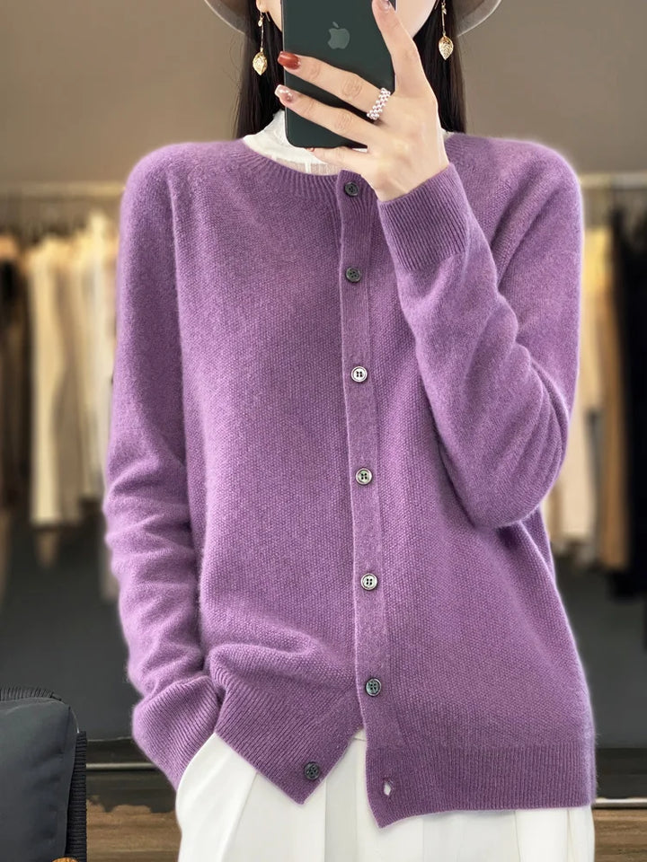 Stylish women's O-neck sweater in fine-knit merino wool, perfect for sophisticated outfits