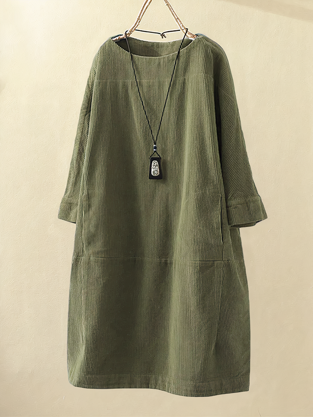 Elegant women's midi dress with convenient pockets, long sleeves & rounded neck. Perfect for casual autumn & spring.