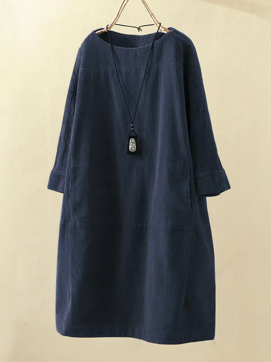 Comfortable & versatile women's plus size midi dress with pockets. Ideal for spring or autumn casual wear.