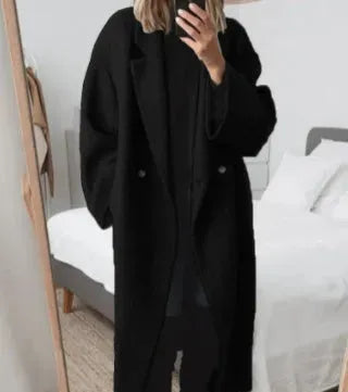 Oversized elegant women's coat with prominent buttons, ideal for winter fashion and a refined silhouette.