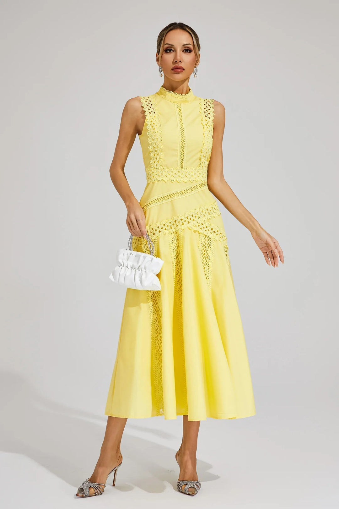 Flowing women's elegant midi dress with a sleeveless cut and chic lace panels, perfect for a refined summer look.