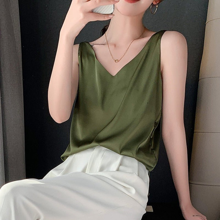 Fashionable women's sleeveless top with a relaxed fit, perfect for casual summer outfits.
