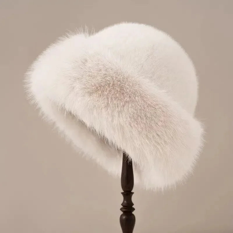 Elegant women's spring beret hat in a classic design, perfect for chic fashion and warmer weather.