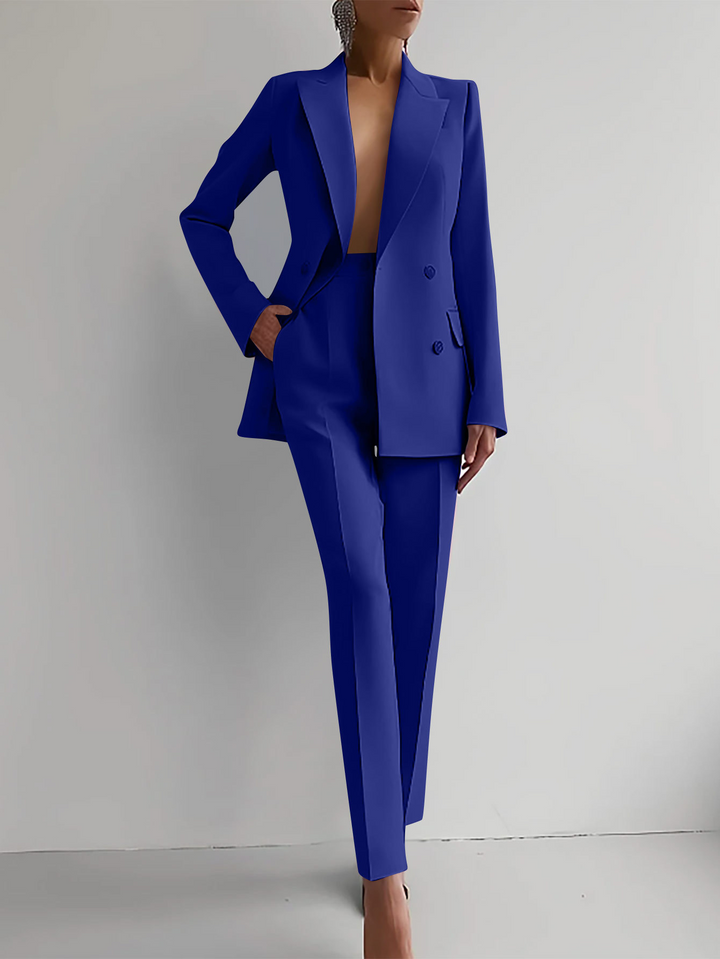 Chic & comfortable women's two-piece trouser suit. Elegant blazer set for versatile professional fashion.