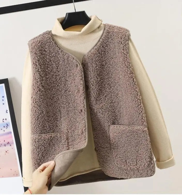 Casual women's beige vest, relaxed fit, ideal for layering and comfortable wear