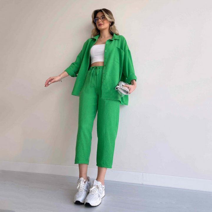 Comfortable women's linen two-piece summer set, perfect for versatile casual outfits or elegant loungewear.