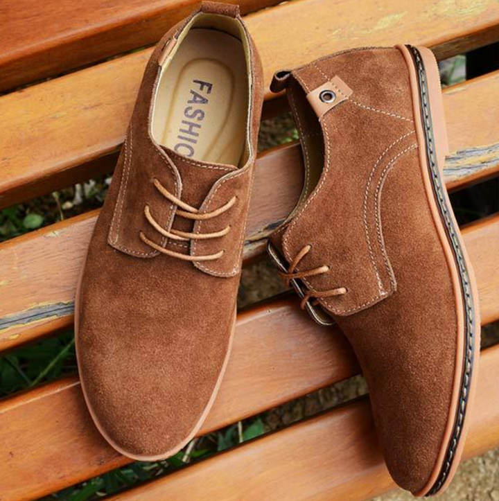 Stylish men's leather Derby shoes with durable laces, a fashionable choice for modern men's footwear.