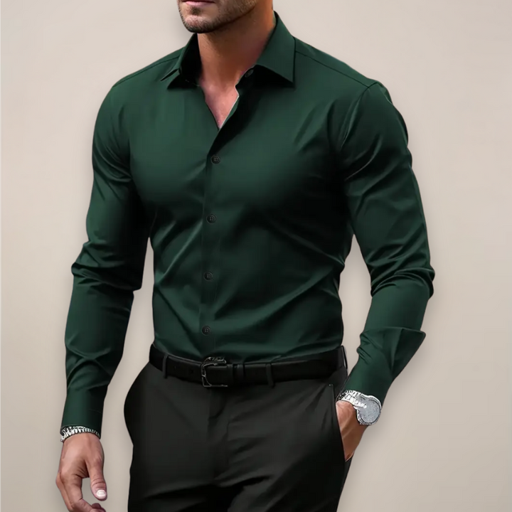 Smart casual men's long-sleeve shirt featuring a sophisticated notched collar. A classic, versatile top for men.