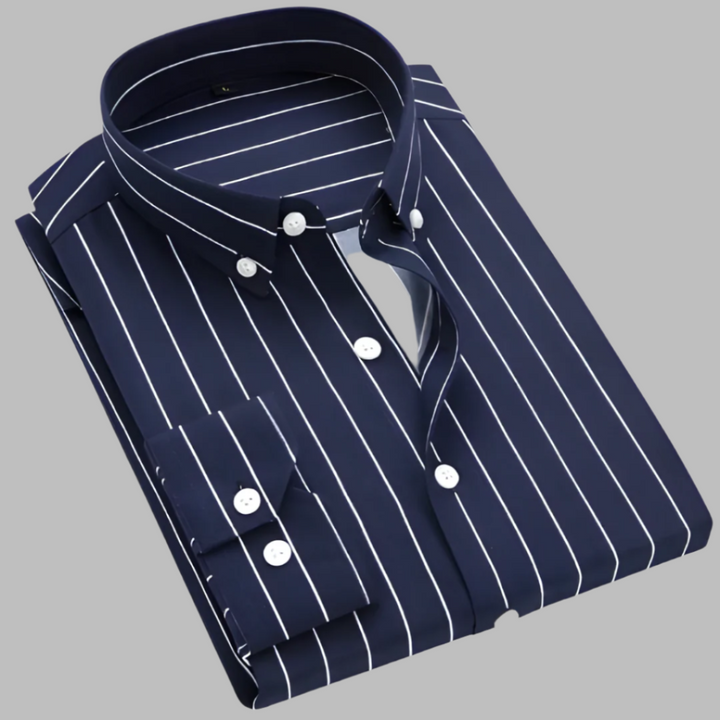 Stylish men's plaid button-down long-sleeve shirt, ideal for a comfortable everyday spring or autumn look.