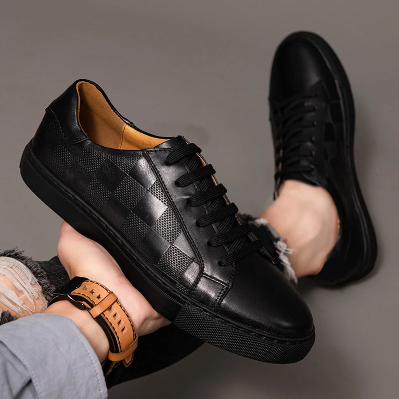 Man wearing men's leather low-top sneakers with jeans, demonstrating comfortable and stylish everyday wear