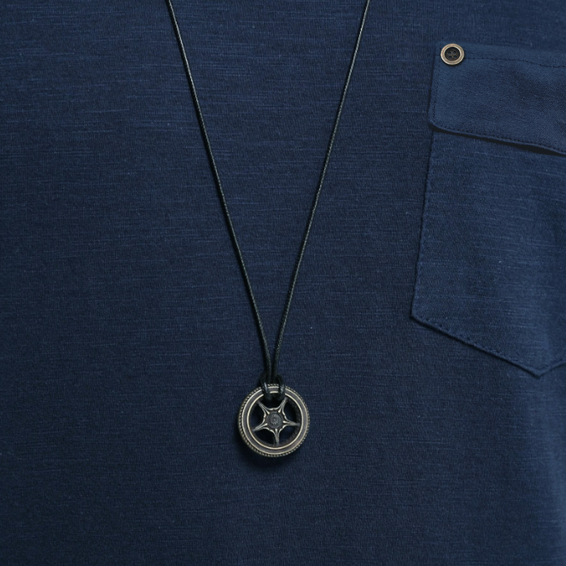Essential men's V-neck pocket t-shirt, combining relaxed fit with modern style for summer attire.