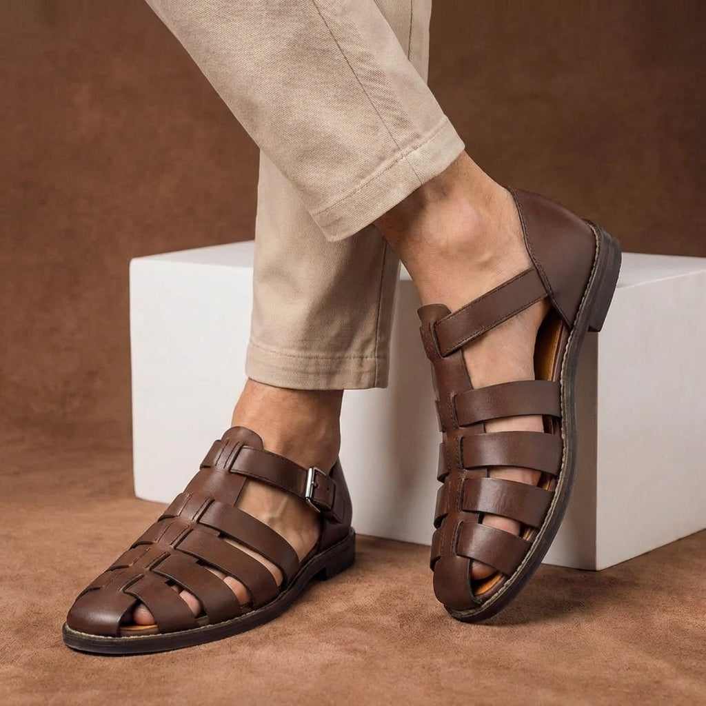 Comfortable men's closed-toe walking sandals featuring secure buckle straps; ideal for summer adventures.