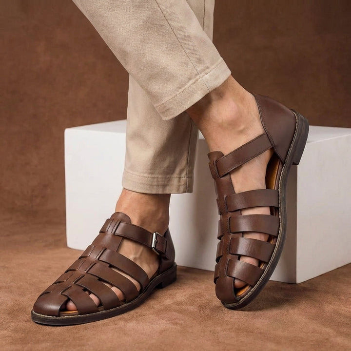 Comfortable men's closed-toe walking sandals featuring secure buckle straps; ideal for summer adventures.