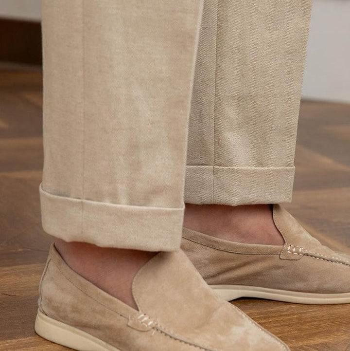 Versatile men's pleated pants, Italian style, a smart casual staple for modern fashion.