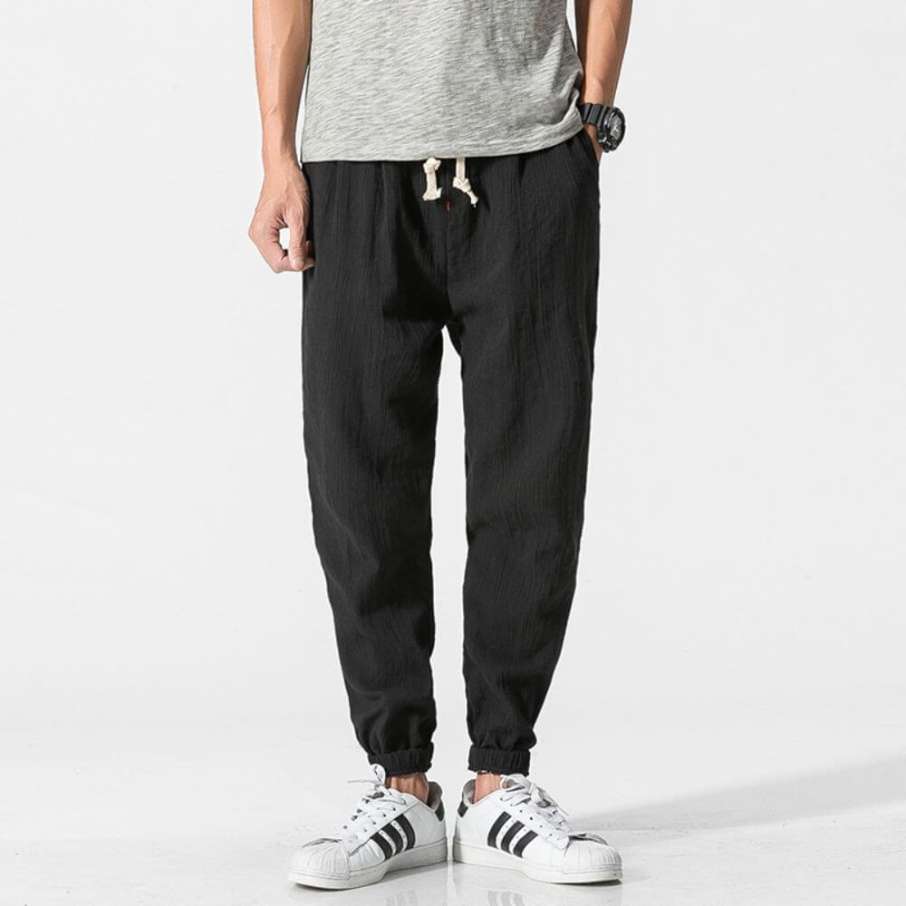 Everyday lightweight men's pants, breathable with an adjustable drawstring.