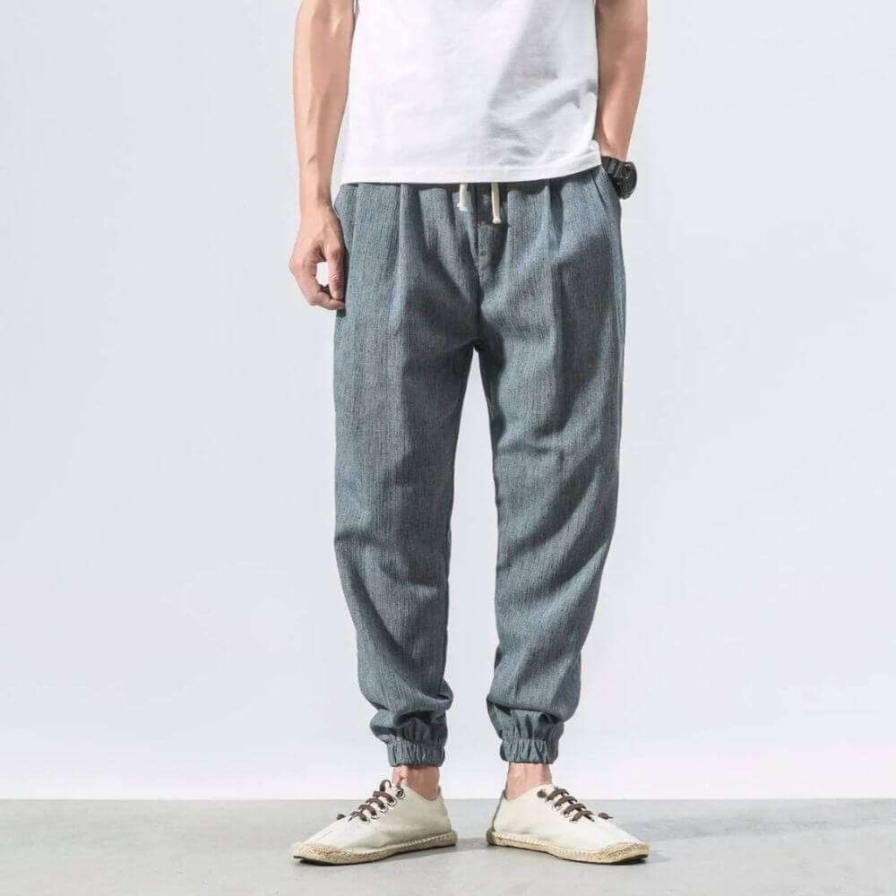 Lightweight men's summer joggers featuring a practical and adjustable drawstring.