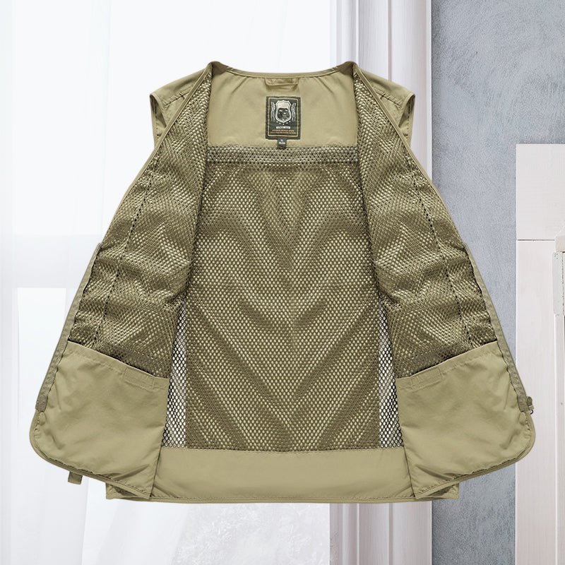 Stylish men's multi-pocket gilet, blending streetwear with practical utility for casual and outdoor use.